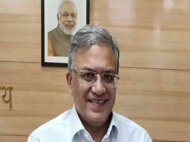 பிரதமர் மோடி அடிக்கல் நாட்டிய அடிக்கல்லை தேர்தல் ஆணையர் அடைந்தார்; கோவிலில் குடும்பத்துடன் வழிபாடு.