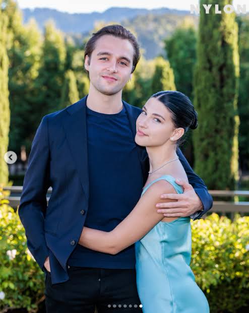 பில் கேட்ஸின் மகள் ஃபோப் பீட்டில்ஸ் உறுப்பினர்கள் பேரனுடன் காதலை உறுதிப்படுத்துகிறார்